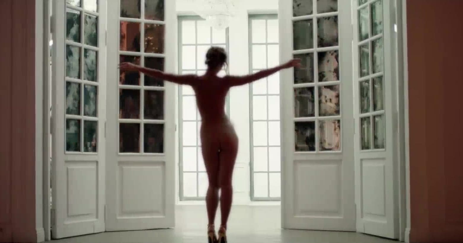 Юлианна Караулова Photo #9